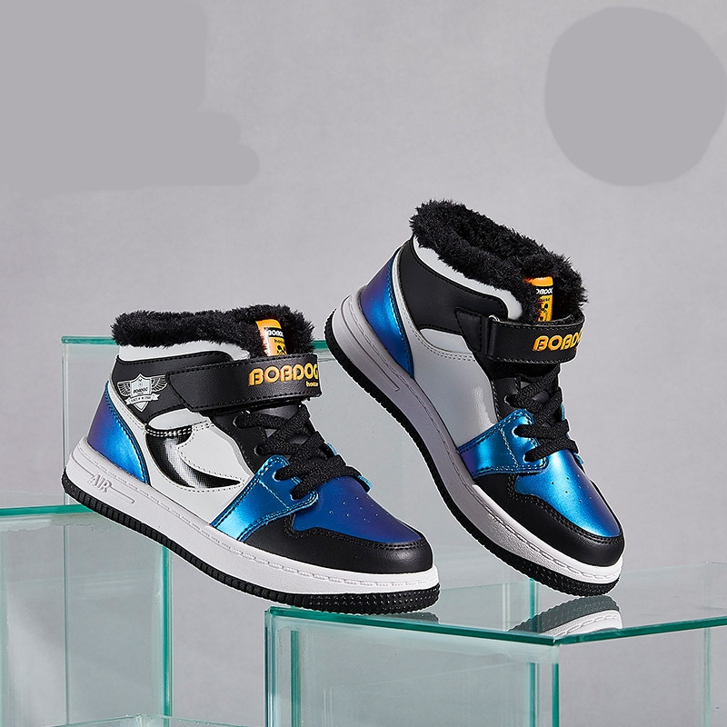 Novi model dječjih tenisica s vezicama i naljepnicama