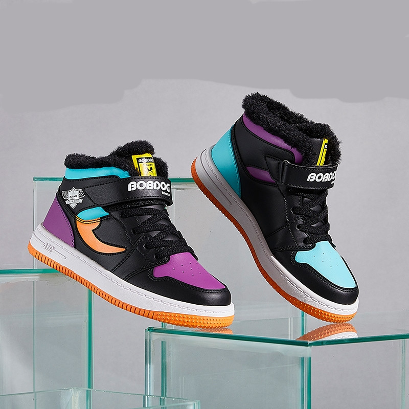 Novi model dječjih tenisica s vezicama i naljepnicama