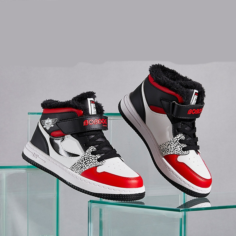 Novi model dječjih tenisica s vezicama i naljepnicama