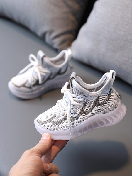 Μοντέρνα παιδικά αθλητικά παπούτσια με κορδόνια