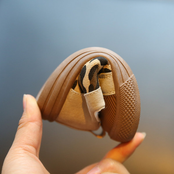 Παιδικά αθλητικά παπούτσια με εκτύπωση λεοπάρ και επίπεδη σόλα