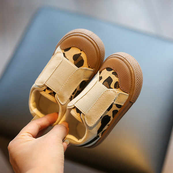Παιδικά αθλητικά παπούτσια με εκτύπωση λεοπάρ και επίπεδη σόλα