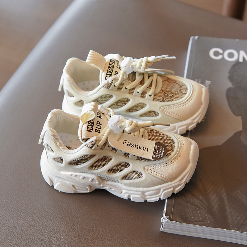 Παιδικά αθλητικά παπούτσια κατασκευασμένα από οικολογικό δέρμα και υφάσματα με τραχιά σόλα