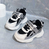 Dječje tenisice s vezicama i naljepnicom primjerene za proljeće