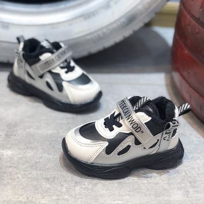 Dječje tenisice s vezicama i naljepnicom primjerene za proljeće