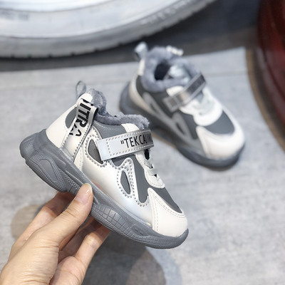 Dječje tenisice s vezicama i naljepnicom primjerene za proljeće