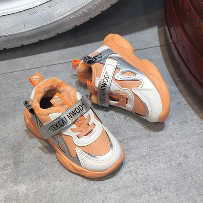 Dječje tenisice s vezicama i naljepnicom primjerene za proljeće