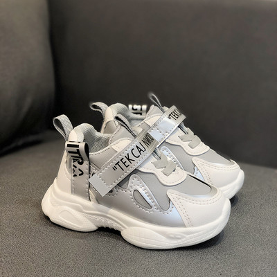 Dječje tenisice s vezicama i naljepnicom primjerene za proljeće