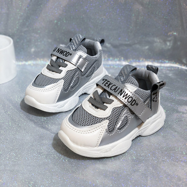 Dječje tenisice s vezicama i naljepnicom primjerene za proljeće