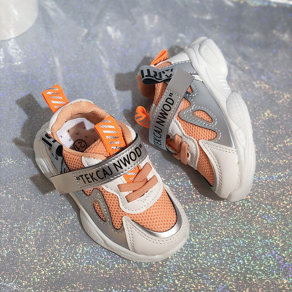 Dječje tenisice s vezicama i naljepnicom primjerene za proljeće