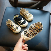 Moderne dječje tenisice s trakom i vezicama