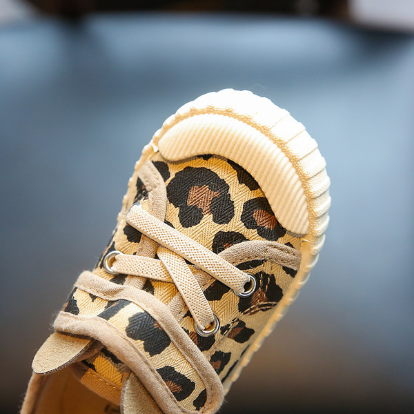 Moderne dječje tenisice s trakom i vezicama