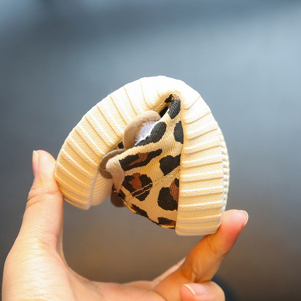 Moderne dječje tenisice s trakom i vezicama