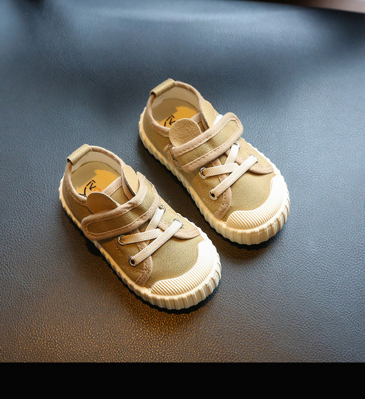 Moderne dječje tenisice s trakom i vezicama