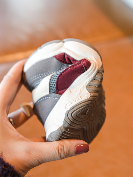 Dječje tenisice s naljepnicom i vezicama - od eko brušene kože