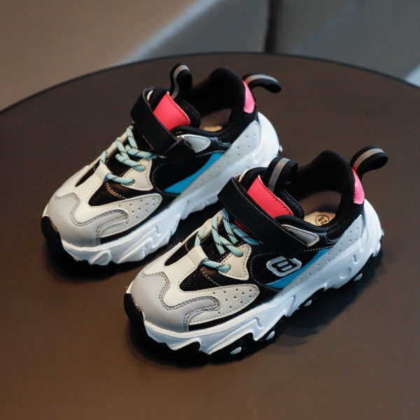 Novi model dječjih sportskih tenisica s grubim đonom