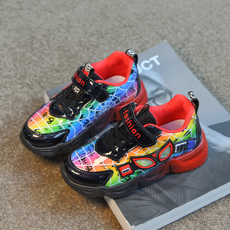 Παιδικά αθλητικά παπούτσια με πολύχρωμο μοτίβο