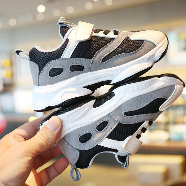 Παιδικά αθλητικά  παπούτσια με λουράκια και κορδόνια σε μαύρο και άσπρο χρώμα