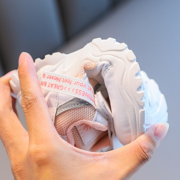 Παιδικά αθλητικά παπούτσια κατάλληλα για άνοιξη σε λευκό χρώμα