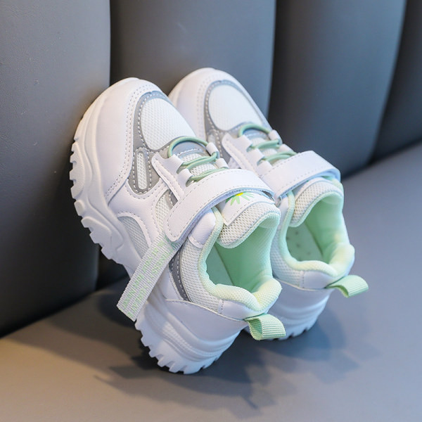 Παιδικά αθλητικά παπούτσια κατάλληλα για άνοιξη σε λευκό χρώμα