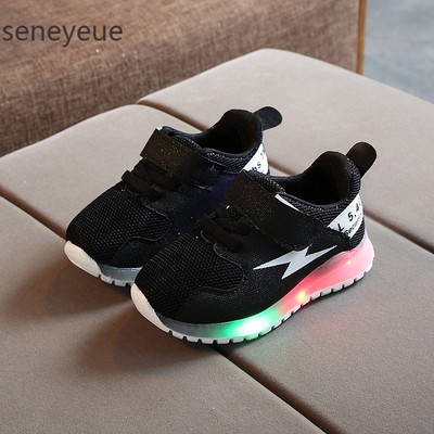 Laste helendavad kleepsuga tossud tüdrukutele ja poistele