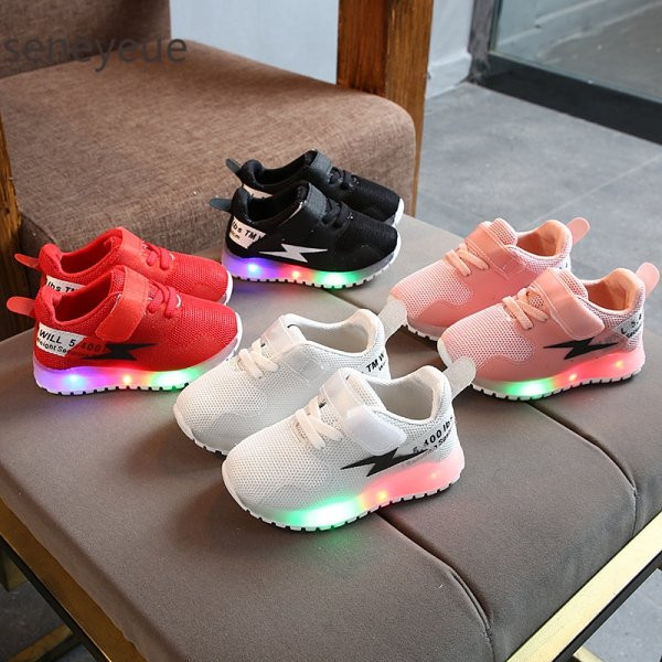 Laste helendavad kleepsuga tossud tüdrukutele ja poistele