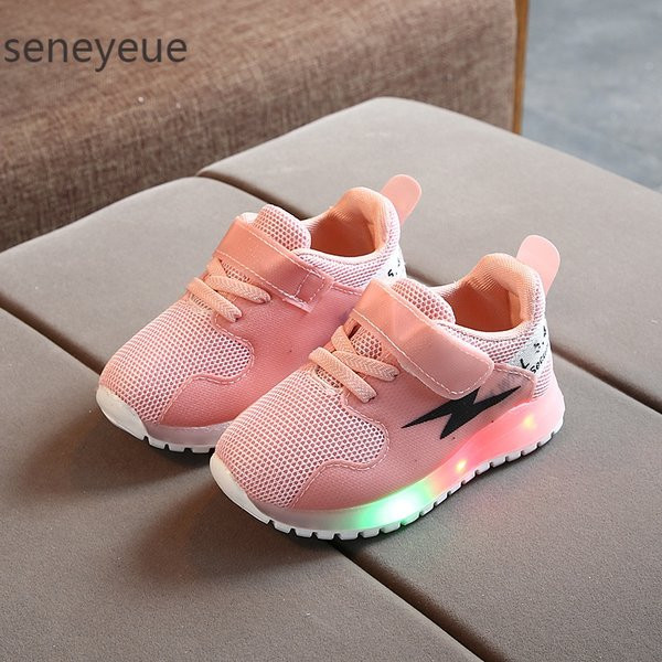 Laste helendavad kleepsuga tossud tüdrukutele ja poistele