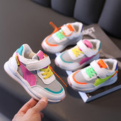 Model nou de adidasi colorati primavara cu sireturi si autocolante