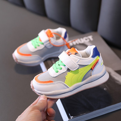 Model nou de adidasi colorati primavara cu sireturi si autocolante