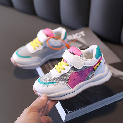Model nou de adidasi colorati primavara cu sireturi si autocolante