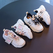 Model nou de adidași de primăvară pentru copii cu inscripție