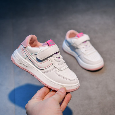 Παιδικά αθλητικά παπούτσια σε μπλε και ροζ χρώμα κατάλληλο για την άνοιξη