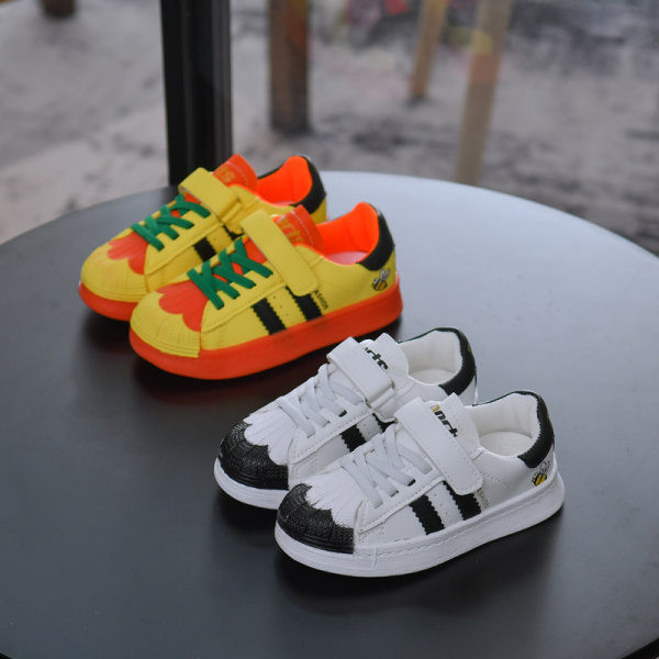 Naujas vasarinių vaikiškų sportbačių modelis geltonos ir baltos spalvos