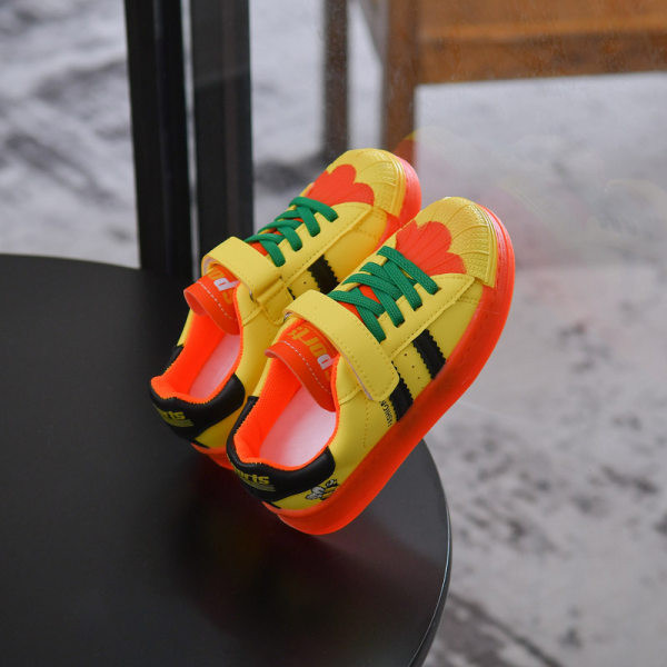 Naujas vasarinių vaikiškų sportbačių modelis geltonos ir baltos spalvos