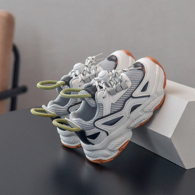 Μοντέρνα παιδικά αθλητικά παπούτσια κατάλληλα για την άνοιξη σε δύο χρώματα