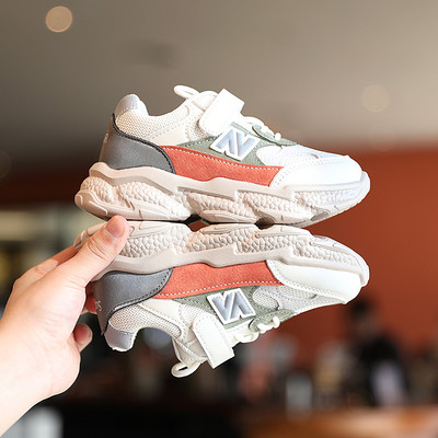 Nou model de adidași unisex cu talpă aspră