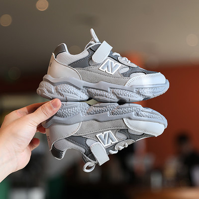 Nou model de adidași unisex cu talpă aspră