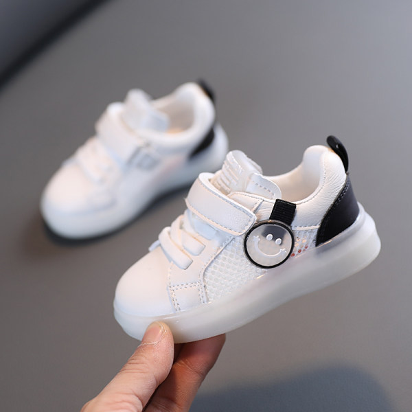 Παιδικά φωτεινά αθλητικά παπούτσια με επίπεδη σόλα και πλέγμα