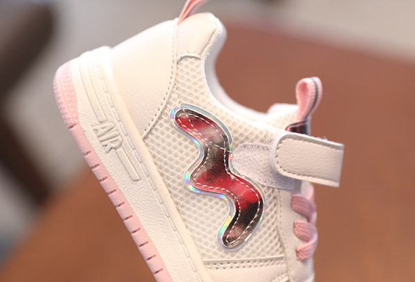 Ležerne tenisice za djevojčice s vezicama i naljepnicama