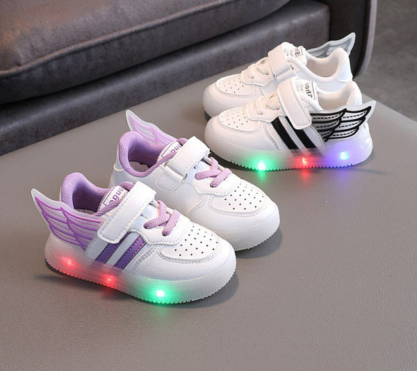 Φωτεινά αθλητικά παπούτσια μοντέρνα για παιδιά με στοιχεία 3D