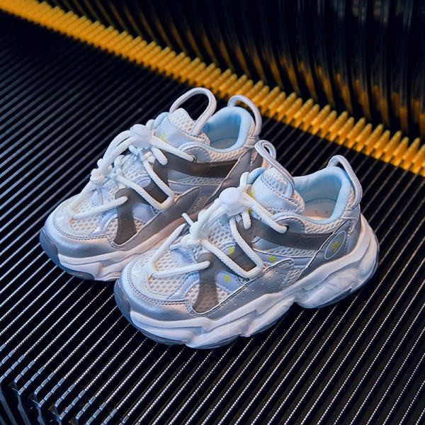 Pavasariui tinkami vaikiški sportbačiai grubiu padu