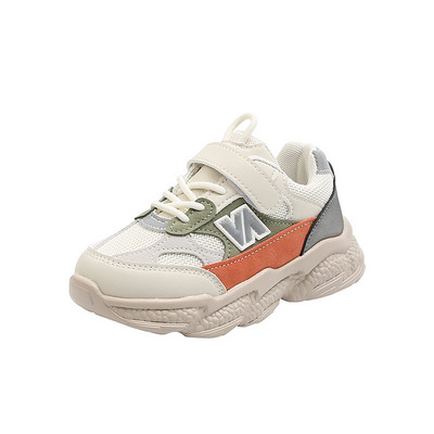 Novi model proljetnih tenisica sa naljepnicama