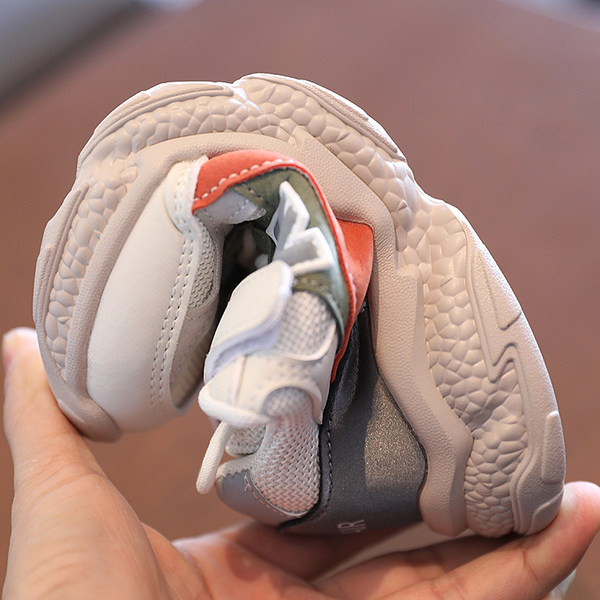 Novi model proljetnih tenisica sa naljepnicama