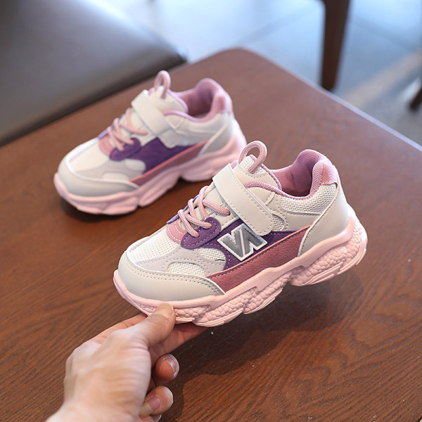 Novi model proljetnih tenisica sa naljepnicama