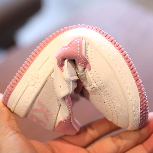 Dječje casual tenisice sa naljepnicom i ravnim potplatom u tri boje