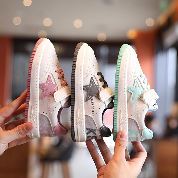 Dječje casual tenisice sa naljepnicom i ravnim potplatom u tri boje