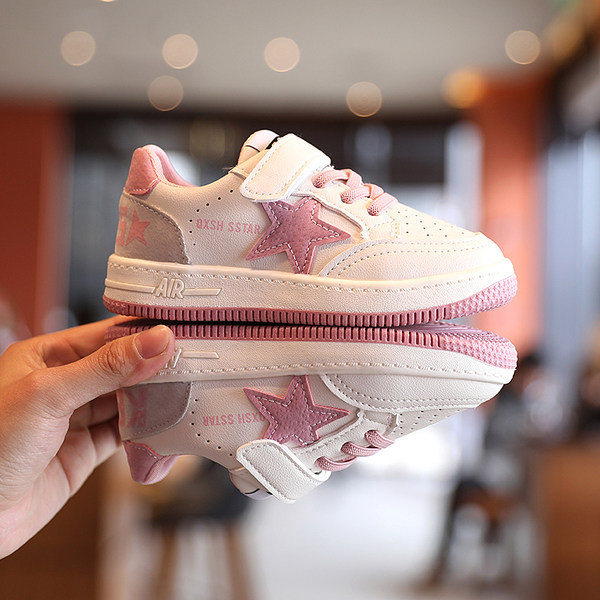 Dječje casual tenisice sa naljepnicom i ravnim potplatom u tri boje