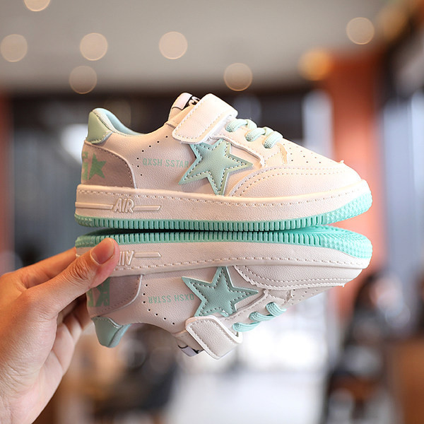 Dječje casual tenisice sa naljepnicom i ravnim potplatom u tri boje