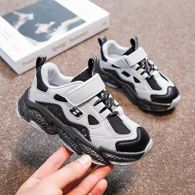 Παιδικά αθλητικά παπούτσια σε μαύρο και άσπρο χρώμα κατάλληλα για κορίτσια