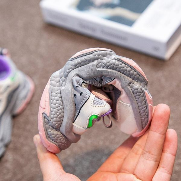 Παιδικά αθλητικά παπούτσια σε μαύρο και άσπρο χρώμα κατάλληλα για κορίτσια